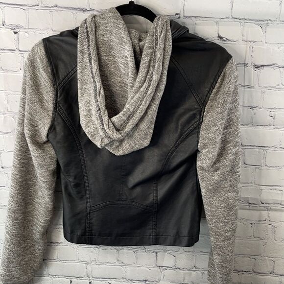 🧥 Hollister Faux Leather Jacket with Sweatshirt Sleeves - Size XS - Picture 4 of 4